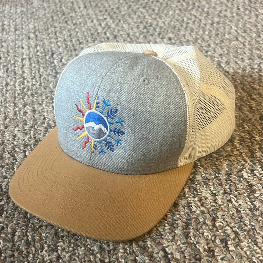 Knarnia Adjustable Flat Brim Mountain Graphic Trucker Hat